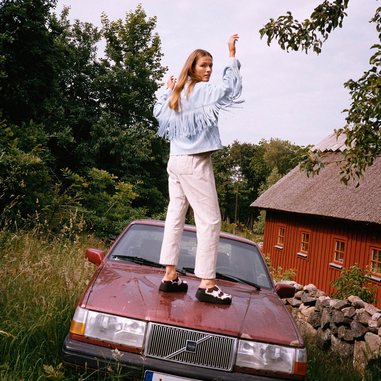 Model set bagfra iført Sissel Edelbo Christer Jakke i lys denim med lange frynser langs ryggen og ærmerne