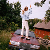 Model set bagfra iført Sissel Edelbo Christer Jakke i lys denim med lange frynser langs ryggen og ærmerne