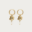 Guld øreringe med blomst og ferskvandsperler fra My Jewellery