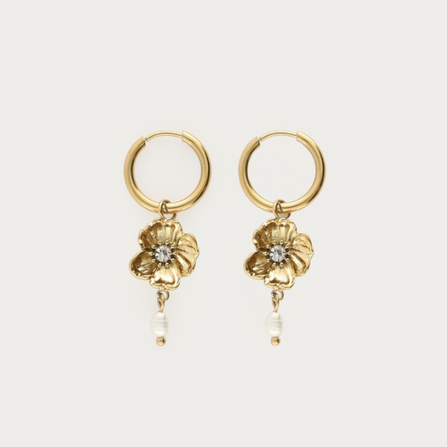 Guld øreringe med blomst og ferskvandsperler fra My Jewellery