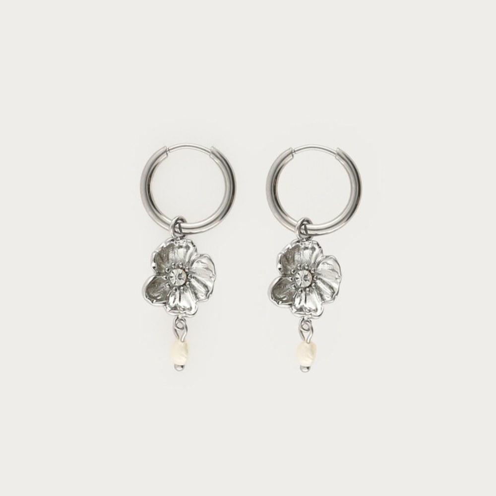 Øreringe i sølv med blomst og ferskvandsperler fra My Jewellery