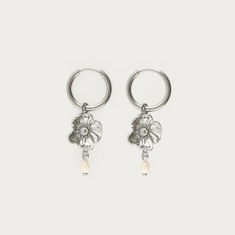 Øreringe i sølv med blomst og ferskvandsperler fra My Jewellery