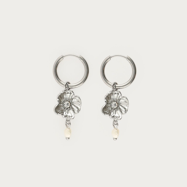 Øreringe i sølv med blomst og ferskvandsperler fra My Jewellery