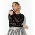 Model i Hunkøn Henry Mesh Blouse i sort transparent mesh med blomstermønster