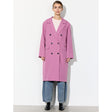Model i Hunkøn Sia Coat i dusty rose over jeans