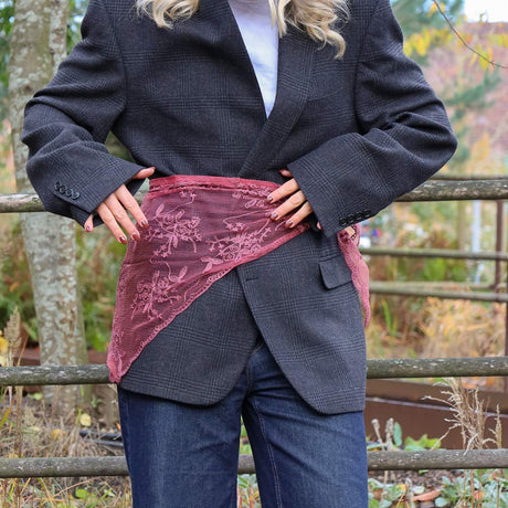 By Stær Hirse Blonde Tørklæde i bordeaux, styled om taljen over jakke, model