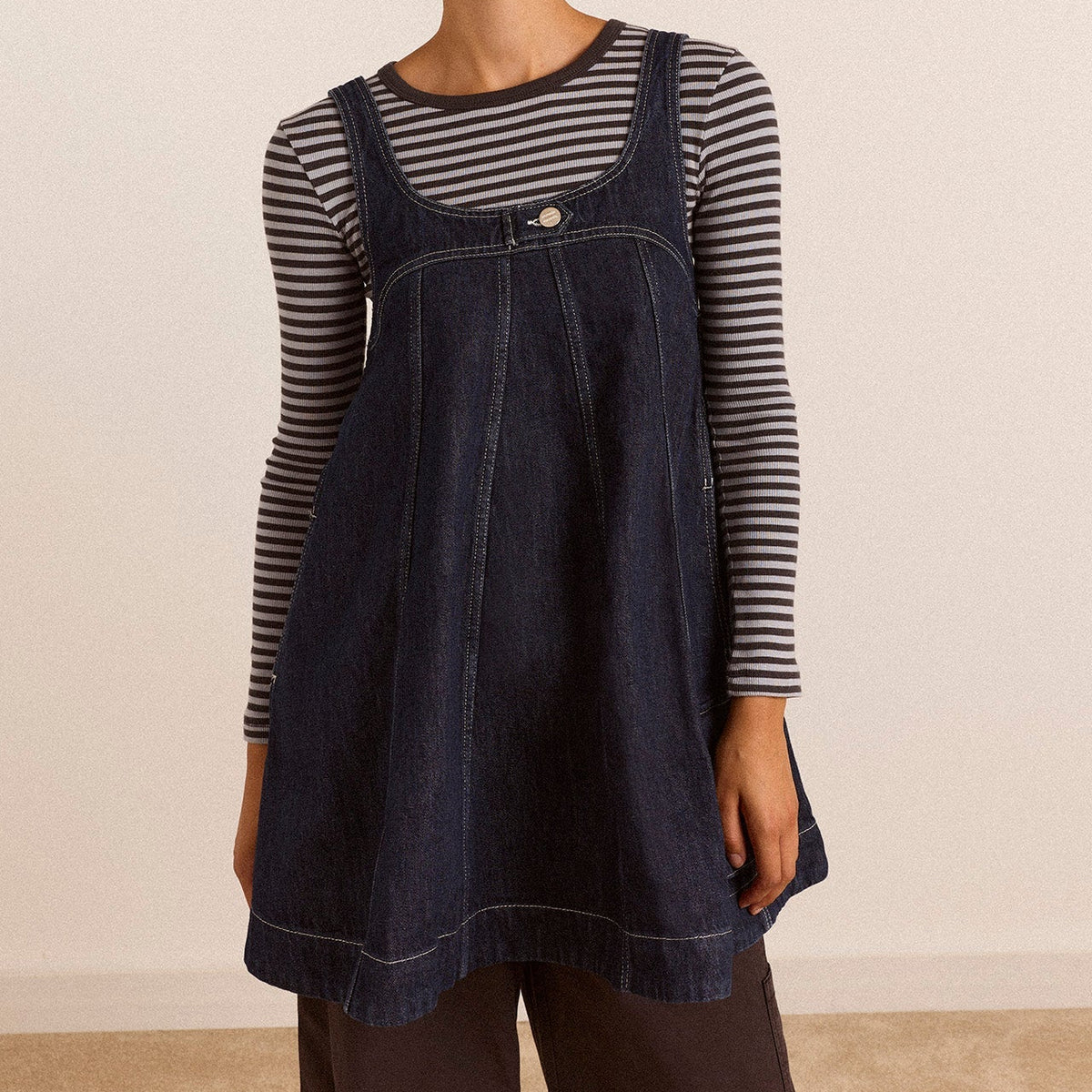 Damson Madder Immy Mini Kjole i mørkeblå denim med justerbare stropper