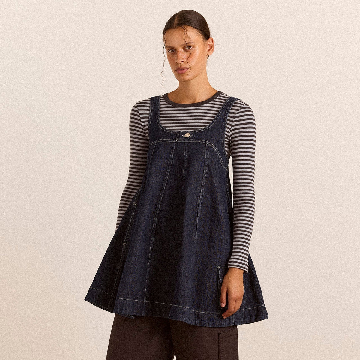 Mørkeblå denim minikjole fra Damson Madder med kontrastsyninger
