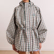 Damson Madder Liu Raincoat i elderberry ternet, model set fra siden