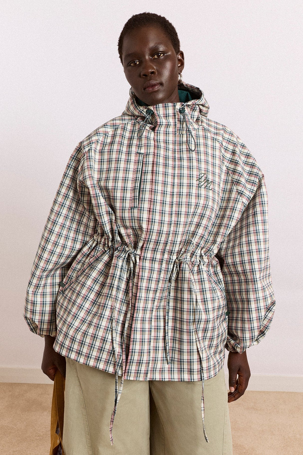 Damson Madder Liu Raincoat i elderberry ternet, detalje af hætte og lommer