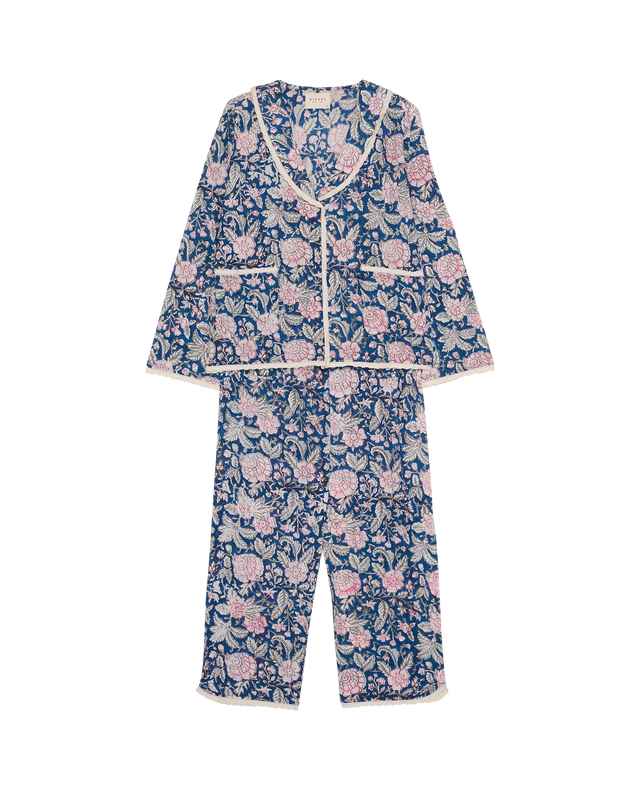 Sissel Edelbo Neva Pyjamas Sæt i blå og rosa med blomstertryk. Skjorte med krave og matchende bukser