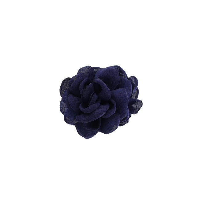 By Stær Daisy hårklemme i mørkeblå med stor stofblomst og sort klemme.
