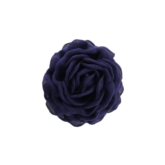 By Stær Daisy hårklemme i mørkeblå med stor stofblomst og sort klemme.