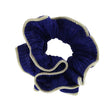 By Stær Lilje scrunchie i navy med krøllet effekt og fin glimmerkant.
