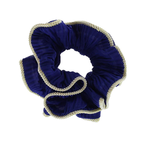 By Stær Lilje scrunchie i navy med krøllet effekt og fin glimmerkant.