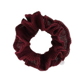 By Stær Kaisa scrunchie i bordeaux chiffon med fint flæse-look.
