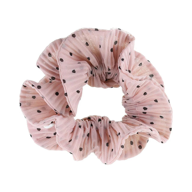 By Stær Kaisa scrunchie i rosa chiffon med sorte prikker og fint flæse-look.