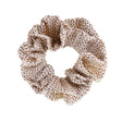 By Stær Kaisa scrunchie i rosa chiffon med sorte prikker og fint flæse-look.