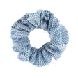 By Stær Kaisa scrunchie i lyseblå chiffon med blå prikker og fint flæse-look.