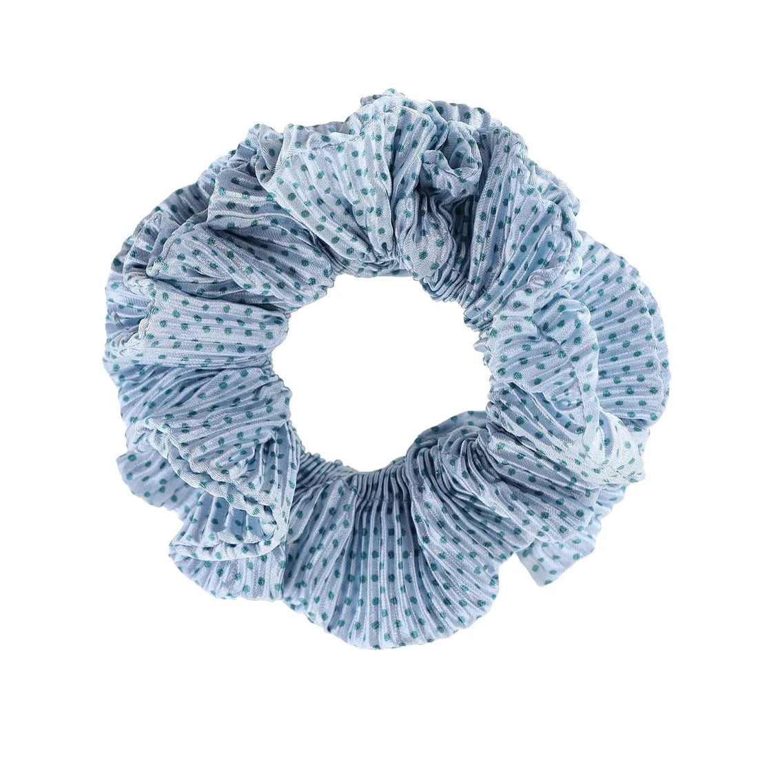 By Stær Kaisa scrunchie i lyseblå chiffon med blå prikker og fint flæse-look.