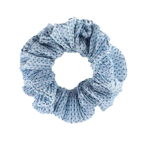 By Stær Kaisa scrunchie i lyseblå chiffon med blå prikker og fint flæse-look.