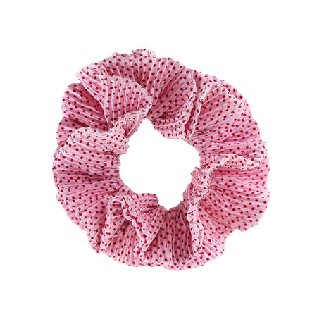 By Stær Kaisa scrunchie i rosa chiffon med røde prikker og flæse-look.