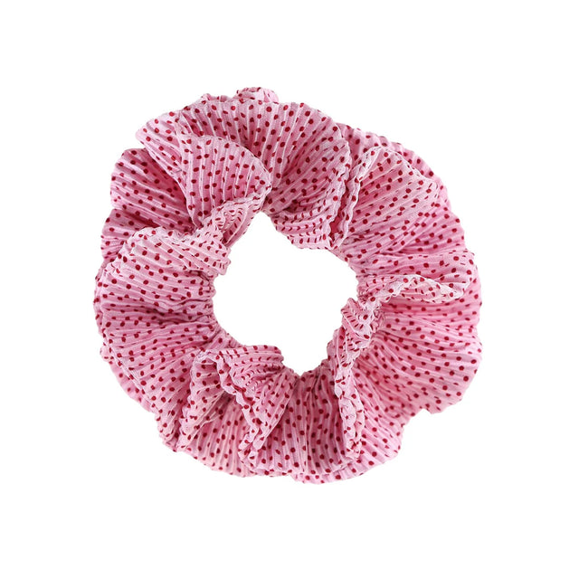 By Stær Kaisa scrunchie i rosa chiffon med røde prikker og flæse-look.