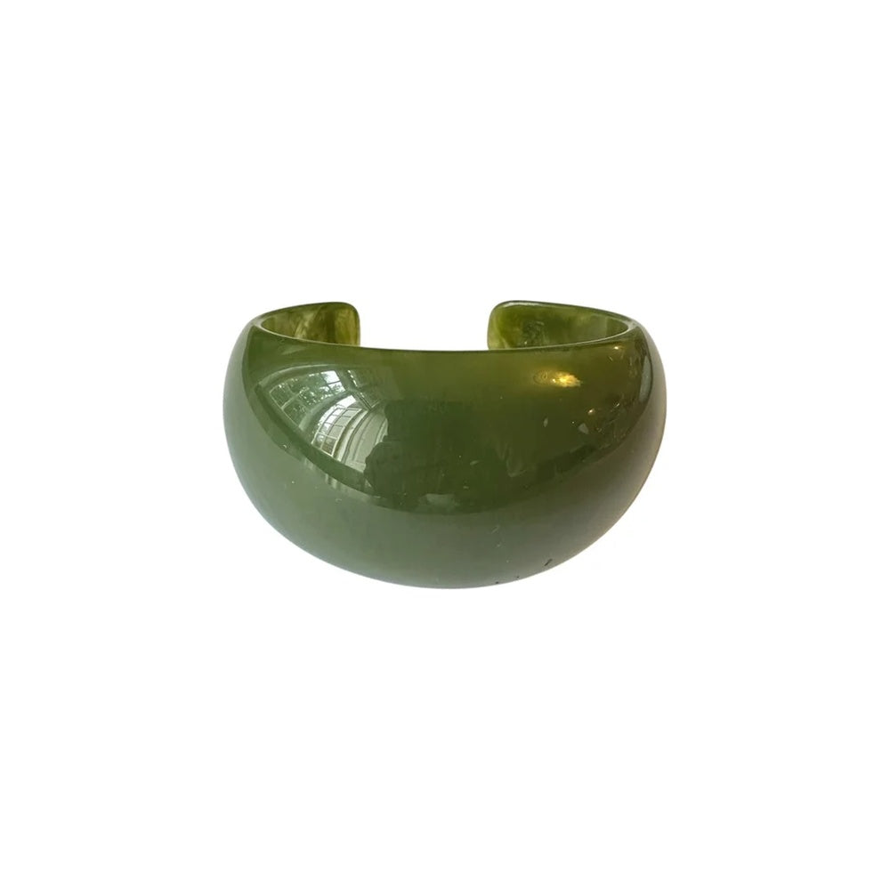 Grønt Novie armbånd i chunky resin fra Pico Copenhagen på hvid baggrund.