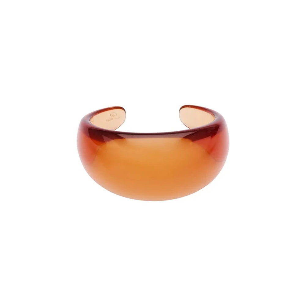 Brunt Novie armbånd i chunky resin fra Pico Copenhagen på hvid baggrund.