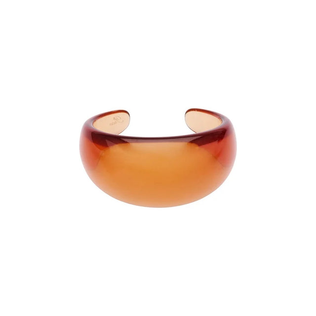 Brunt Novie armbånd i chunky resin fra Pico Copenhagen på hvid baggrund.