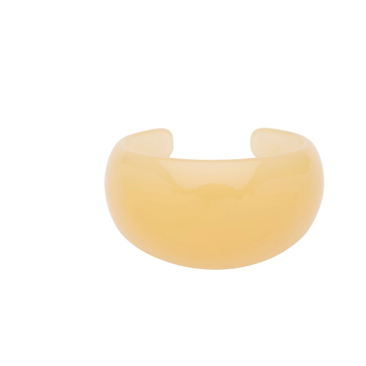 Beige Novie armbånd i chunky resin fra Pico Copenhagen på hvid baggrund.