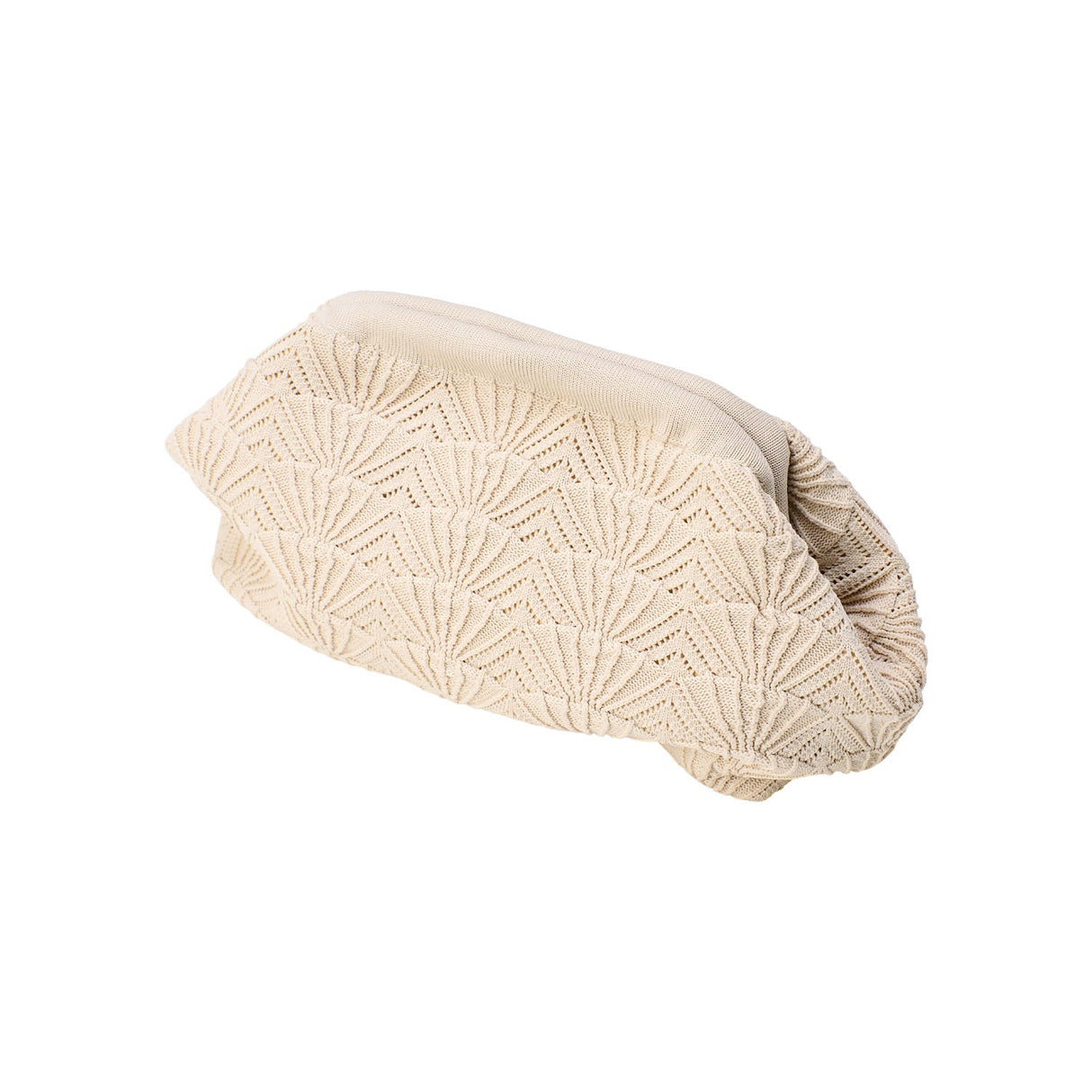 Cremefarvet Shelly clutch fra Pico Copenhagen med flettet mønster inspireret af skaldyr på hvid baggrund.