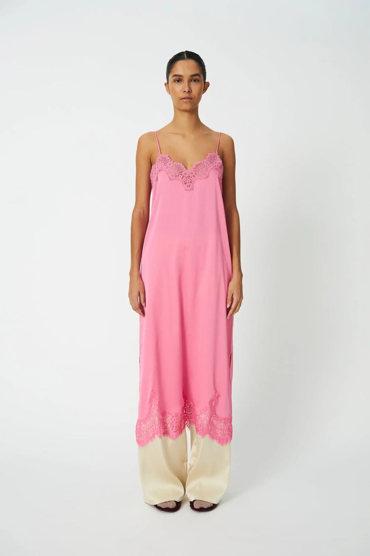 Amazing Pink slip-kjole med blondedetaljer fra Stella Nova