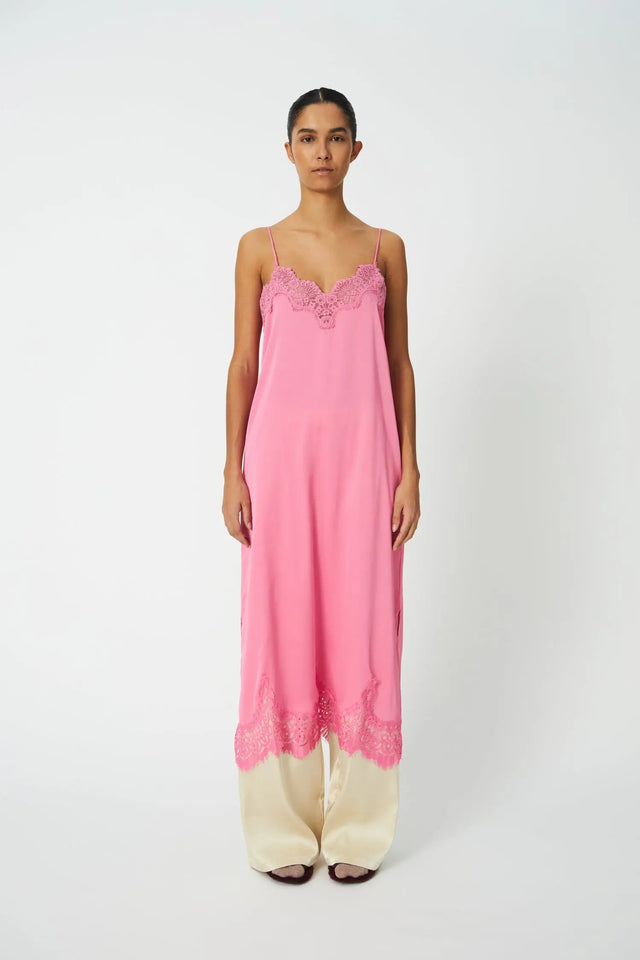 Amazing Pink slip-kjole med blondedetaljer fra Stella Nova