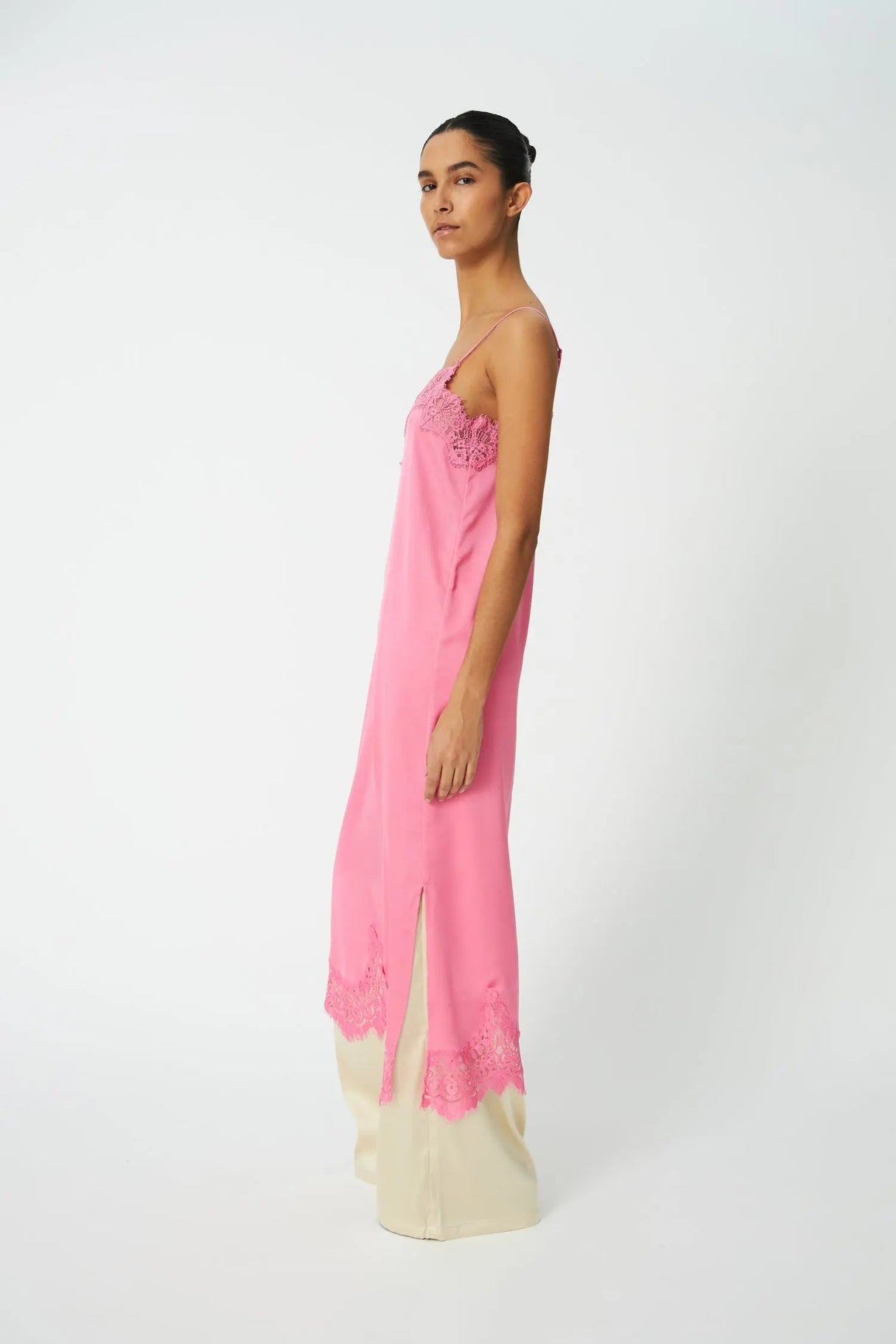 Stella Nova Underlayer Lace Kjole i Amazing Pink set forfra