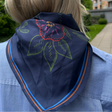 Mørkeblå trekantet silketørklæde med blomsterprint fra Beck Söndergaard