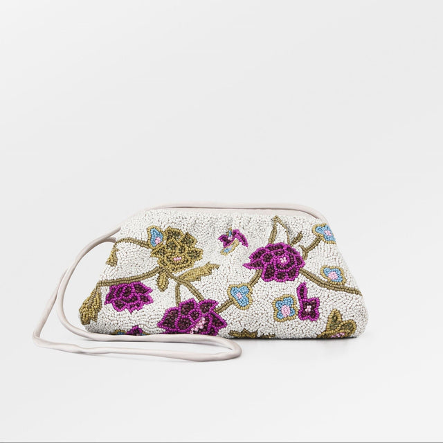 Hvid perlebroderet aftentaske fra Becksöndergaard med blomstermønster.