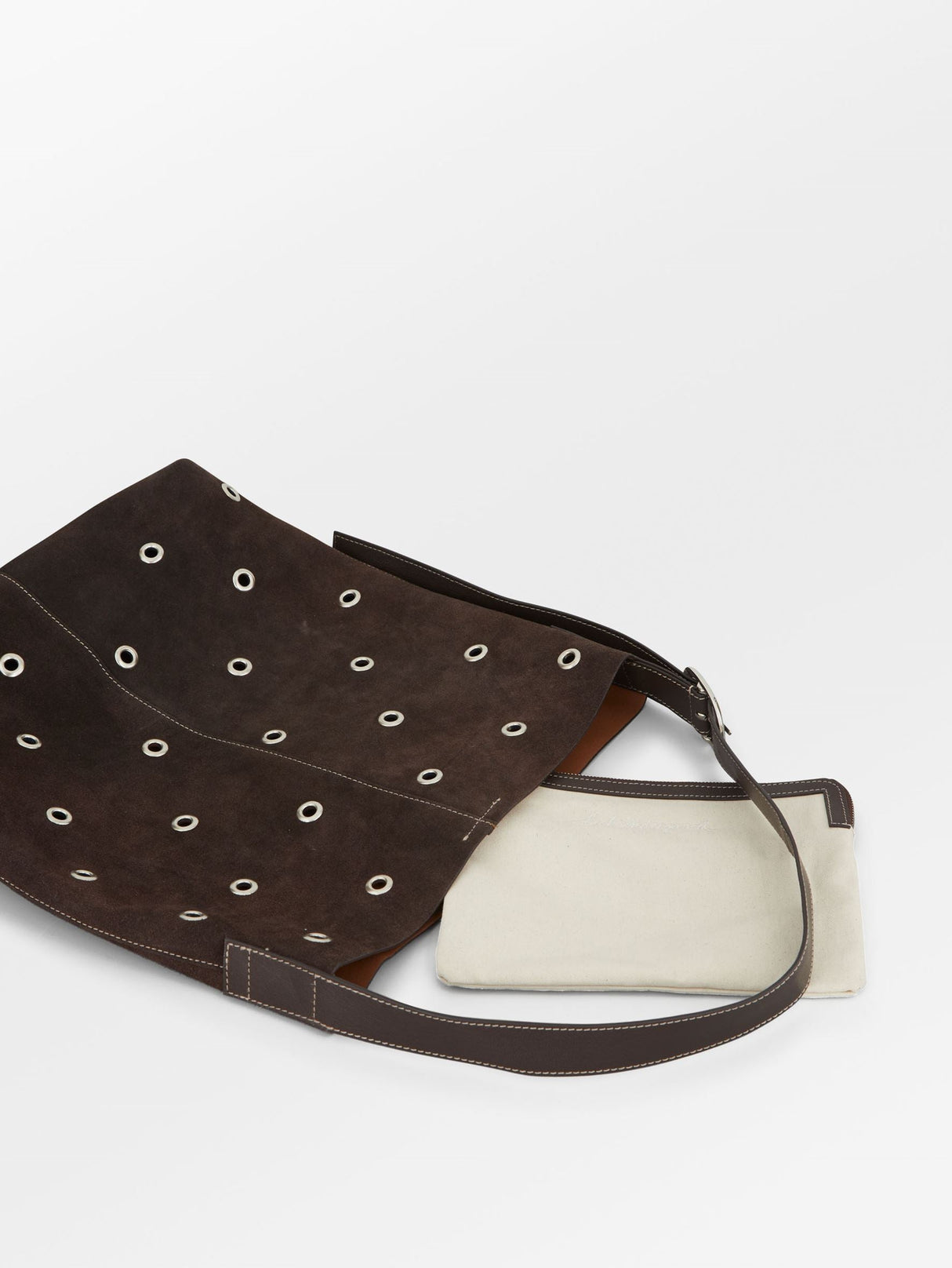 Ellura Mae Buckle Taske set fra en anden vinkel