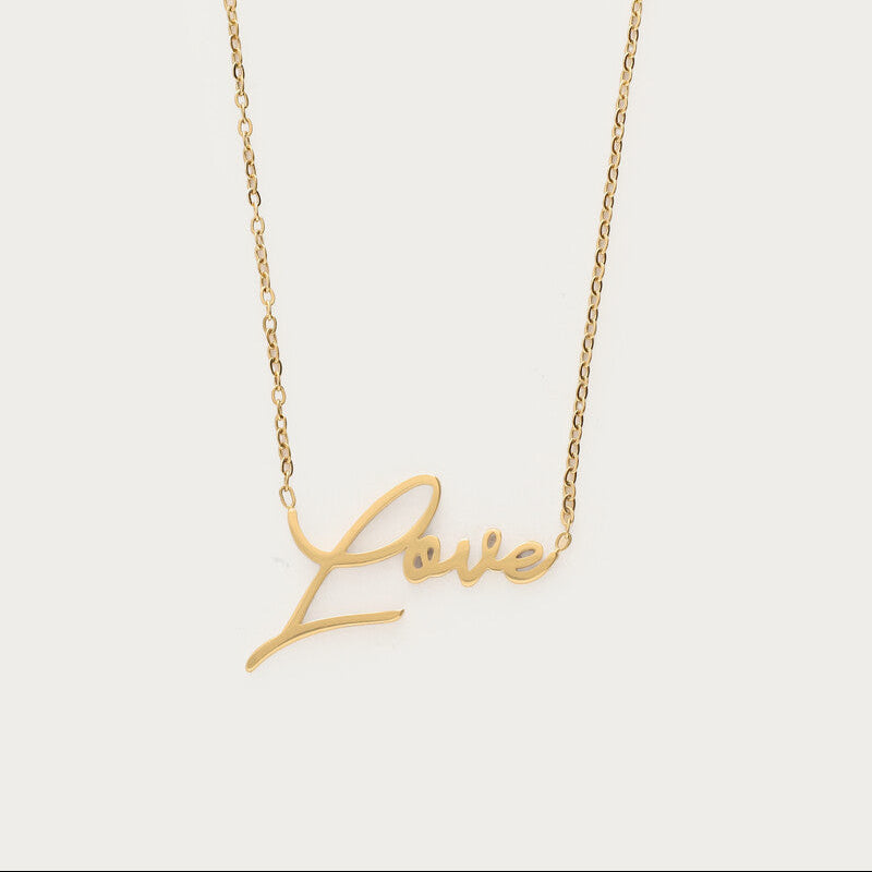 Nærbillede af 'love' vedhænget på den forgyldte My Jewellery halskæde