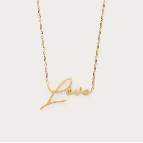 Nærbillede af 'love' vedhænget på den forgyldte My Jewellery halskæde
