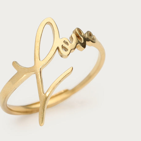 Nærbillede af den håndskrevne 'love'-tekst på den forgyldte ring fra My Jewellery