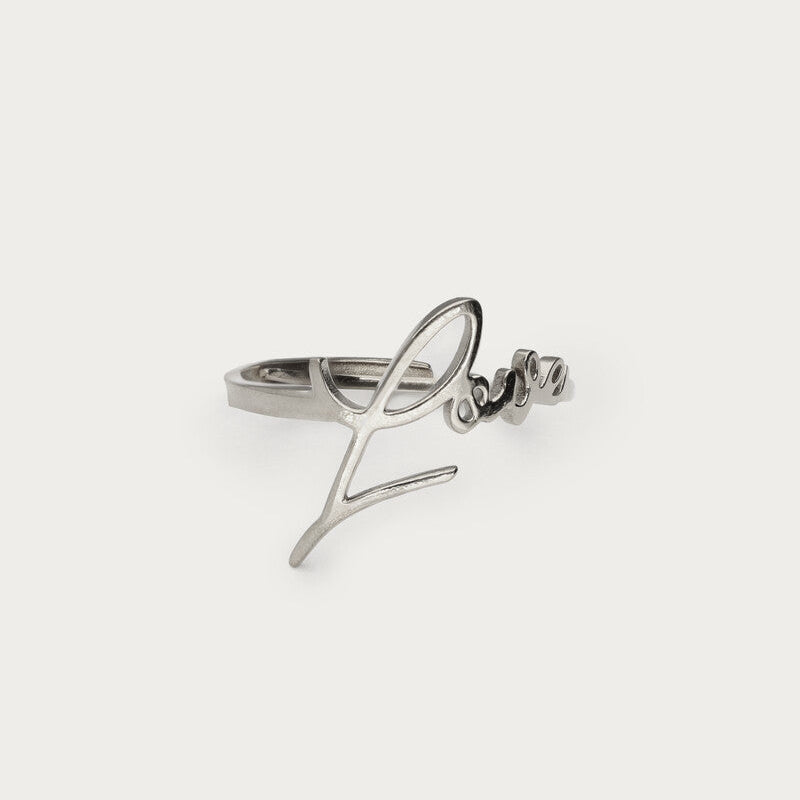Sidebillede af den håndskrevne 'love'-tekst på ringen fra My Jewellery i sølv