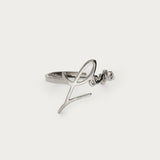 Sidebillede af den håndskrevne 'love'-tekst på ringen fra My Jewellery i sølv