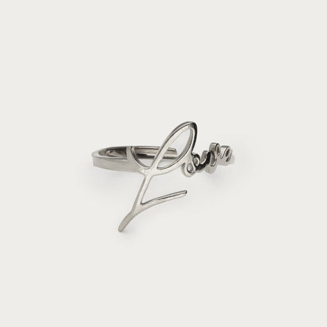 Sidebillede af den håndskrevne 'love'-tekst på ringen fra My Jewellery i sølv