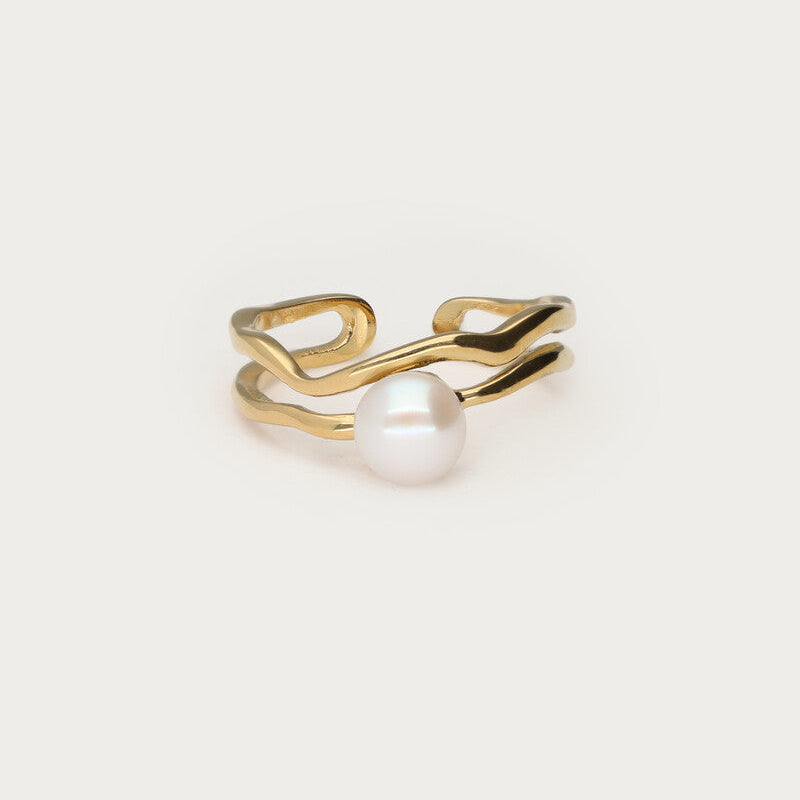 Guldfarvet justerbar ring med perle og bølget design, fotograferet som produktbillede på lys baggrund
