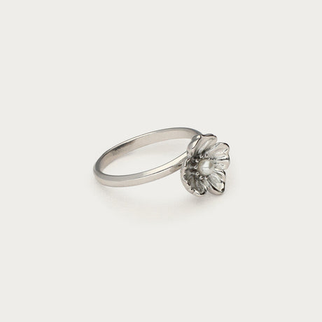 My Jewellery ring med valmueblomst i sølv, sidevisning