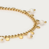 Nærbillede af mønter og ferskvandsperler på det forgyldte My Jewellery armbånd