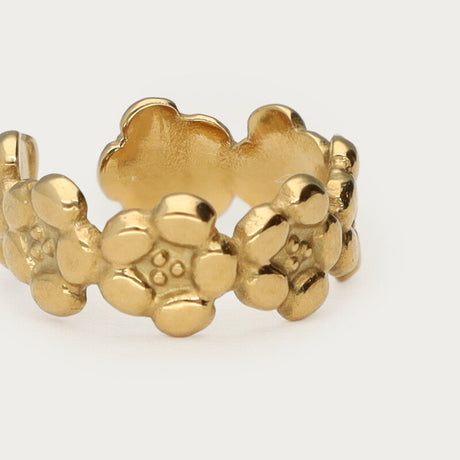 Nærbillede af My Jewellery ear cuff med blomster, forgyldt