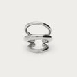 Sølvfarvet earcuff med tre rækker, fotograferet som produktbillede på lys baggrund