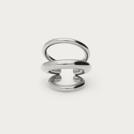 Sølvfarvet earcuff med tre rækker, fotograferet som produktbillede på lys baggrund